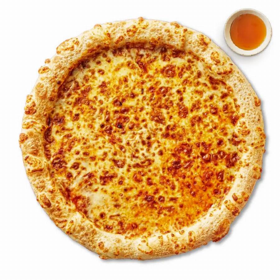 Khách hàng đang thưởng thức pizza tại Pizza Hut Parc Mall