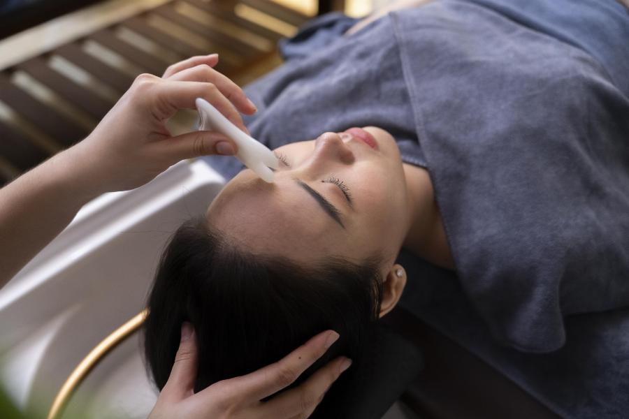 Khách hàng thư giãn trong quá trình massage tại Quận 1