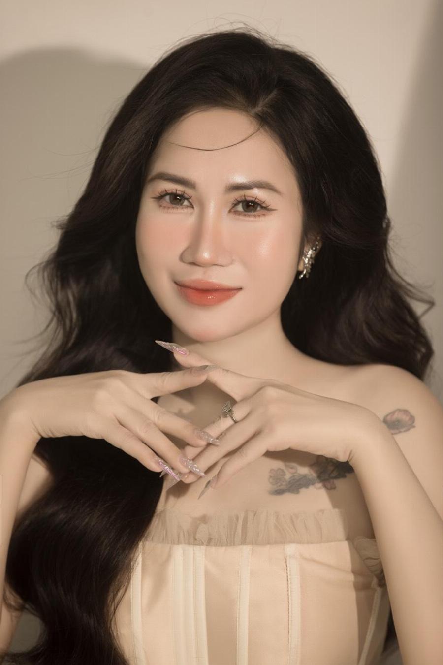 Khách hàng đang thư giãn uống trà thảo dược sau buổi massage luxury quận 7