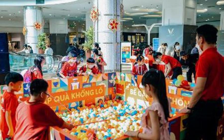 Hình ảnh khách hàng đang thư giãn, trò chuyện hoặc làm việc tại một góc của quán Typo Vincom Royal City.