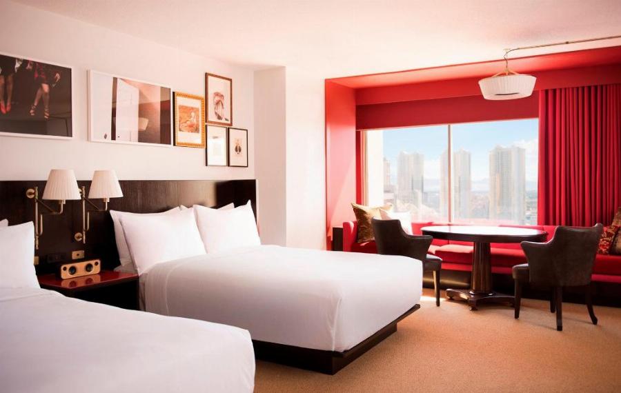 Hình ảnh khách hàng đang thư giãn và thưởng thức cà phê tại khu vực cửa sổ của Starbucks Sense City