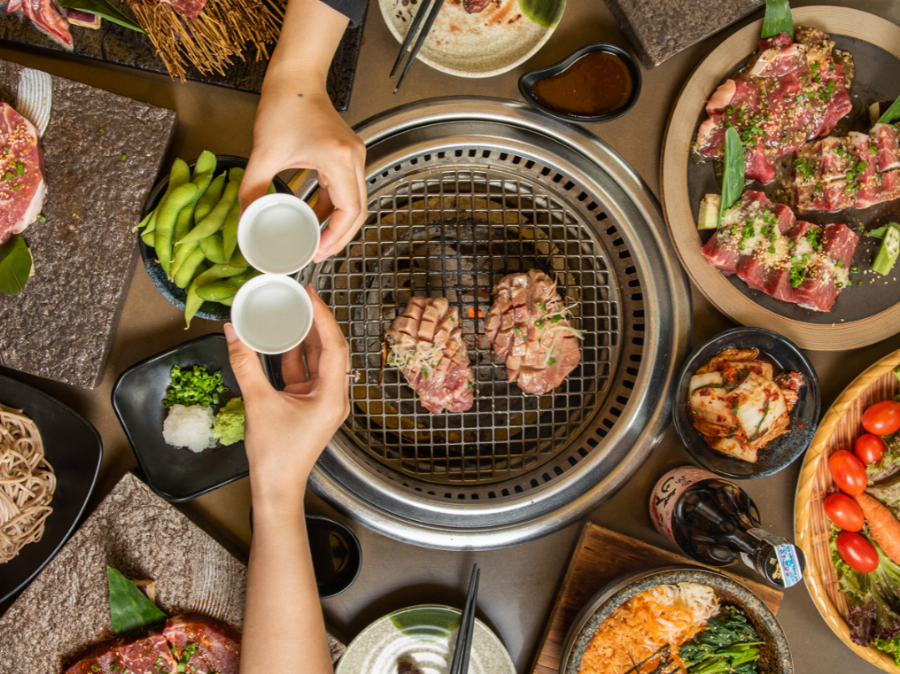 Không gian ấm cúng, đậm chất Nhật Bản của nhà hàng Yakimono Vincom Royal City với bàn gỗ và đèn lồng trang trí