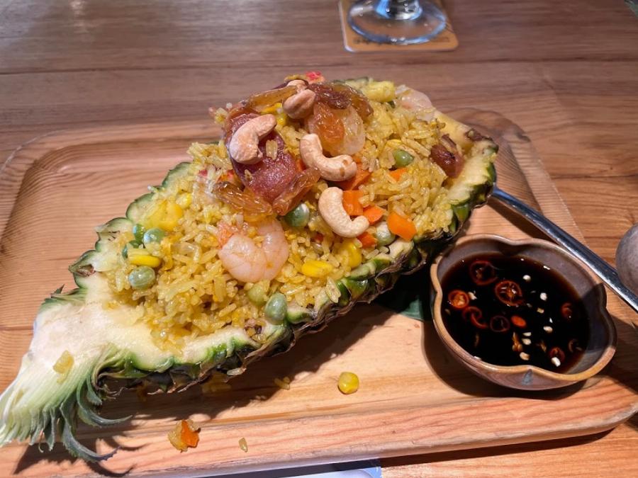 Hình ảnh mặt tiền nhà hàng Chang Modern Thai Cuisine tại tầng 5 Vạn Hạnh Mall với biển hiệu đặc trưng và lối vào mời gọi.