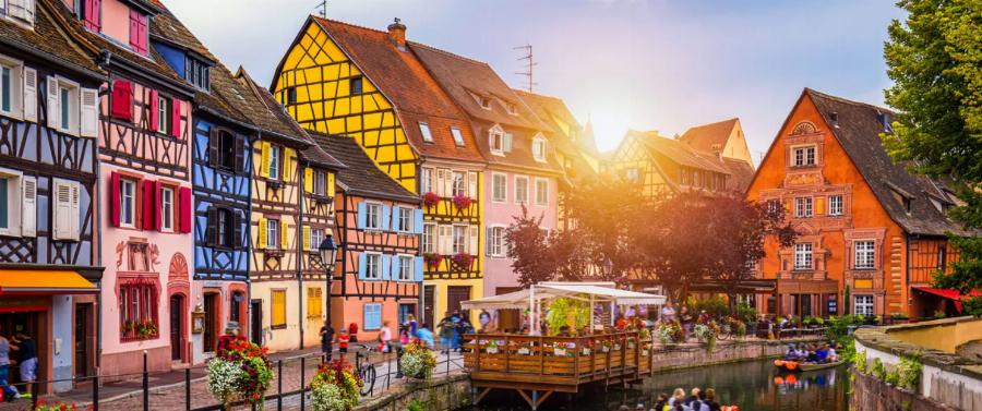 Không gian bên ngoài cửa hàng KFC tại trung tâm thương mại GO Bắc Giang với biển hiệu đặc trưng màu đỏ trắng, thu hút ánh nhìn của khách qua lại.