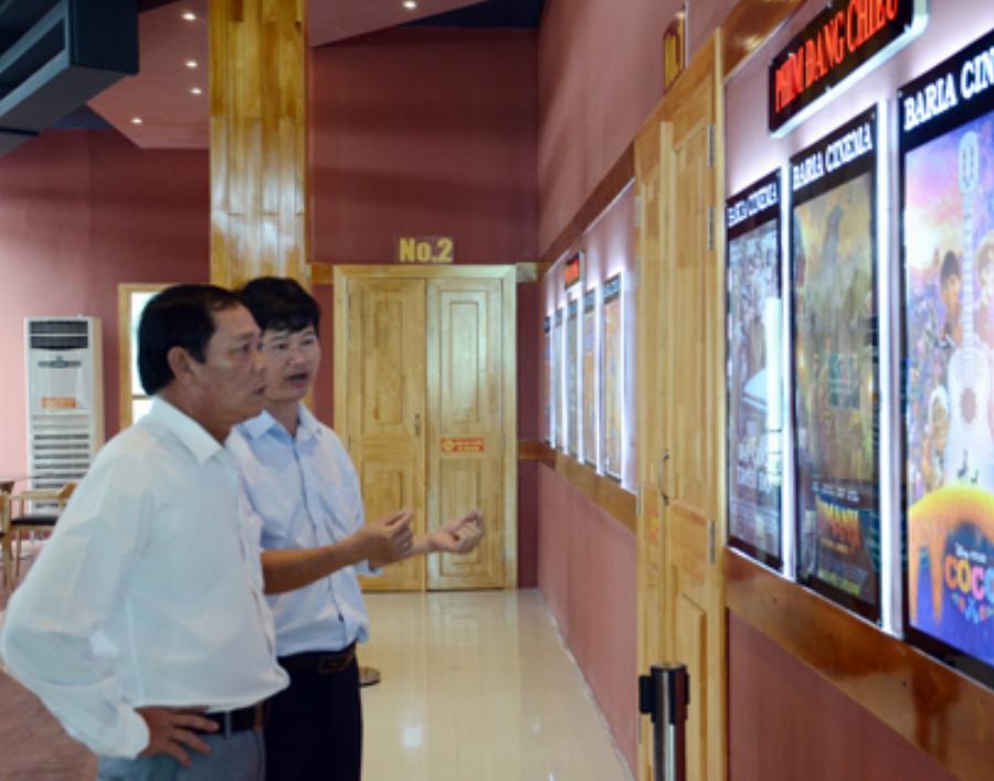 Khán giả đang ổn định chỗ ngồi bên trong phòng chiếu hiện đại của Lotte Cinema trước giờ phim bắt đầu