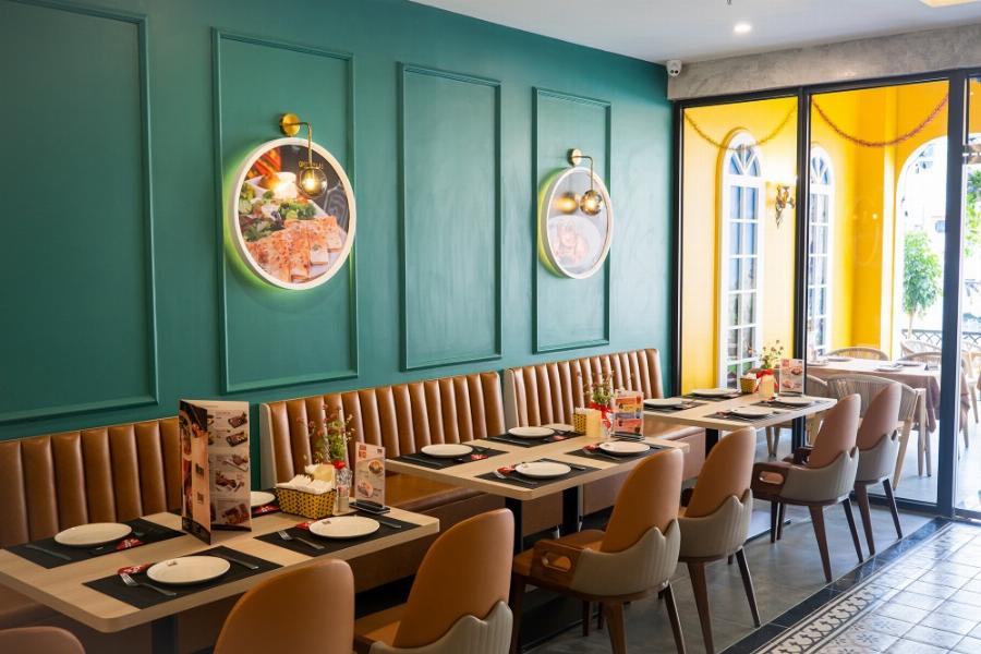 Không gian rộng rãi, hiện đại bên trong nhà hàng lẩu nướng GuiGui Vincom Thanh Hóa với bàn ghế gỗ và hệ thống hút khói tại bàn.