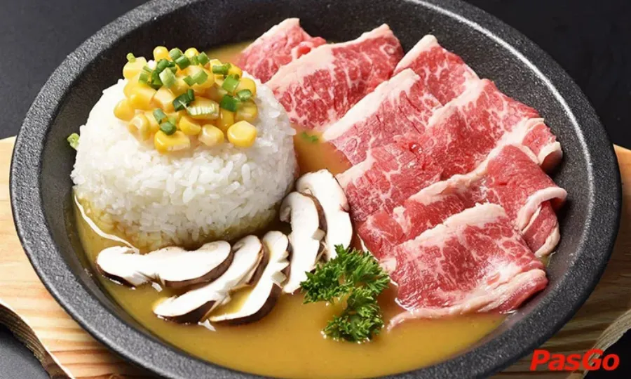 Không gian bên trong nhà hàng Hotto tại Vincom Thủ Đức với bàn ghế gỗ, ánh sáng ấm cúng