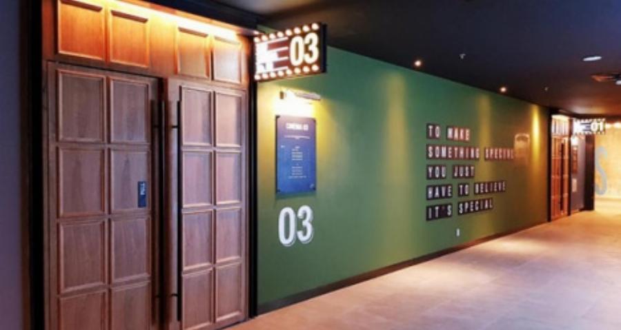 Lịch Chiếu Phim CGV Vạn Hạnh Mall Mới Nhất & Cách Đặt Vé Nhanh 4 Không gian sảnh chờ và quầy bắp nước hiện đại tại CGV Vạn Hạnh Mall