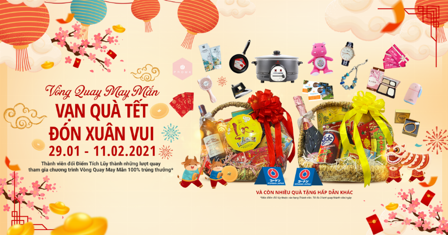 Không gian nội thất ấm cúng với bàn ghế gỗ và ánh sáng vàng tại Starbucks Sense City