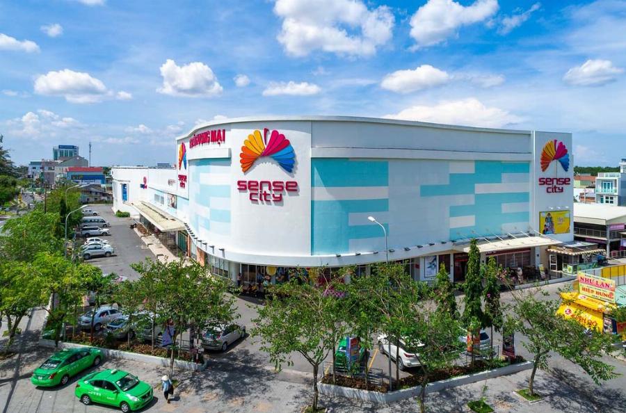 Không gian khu ẩm thực Foodcourt đông đúc và đa dạng món ăn tại Sense City Cần Thơ