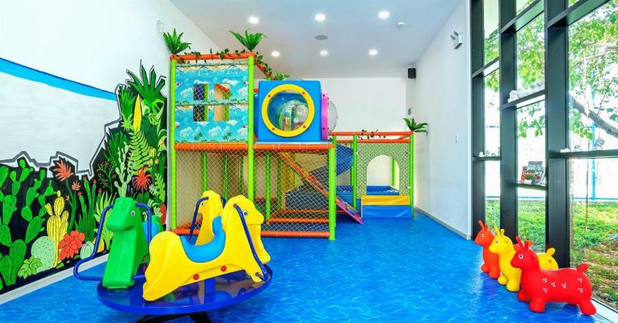 Khu vực game arcade với nhiều máy chơi game hiện đại như đua xe bắn súng tại Big Fun Vạn Hạnh Mall