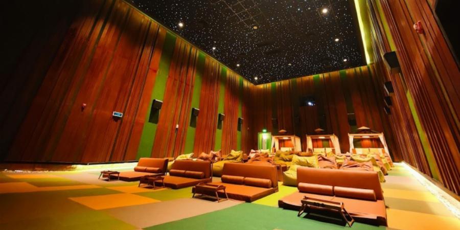 Sảnh chờ rộng rãi và hiện đại của CGV Vạn Hạnh Mall với các poster phim và ghế ngồi chờ