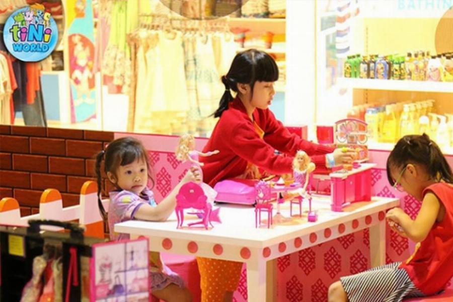 Hình ảnh cổng vào khu vui chơi trẻ em tiNiWorld đầy màu sắc tại Vincom Plaza Thủ Đức với logo nổi bật