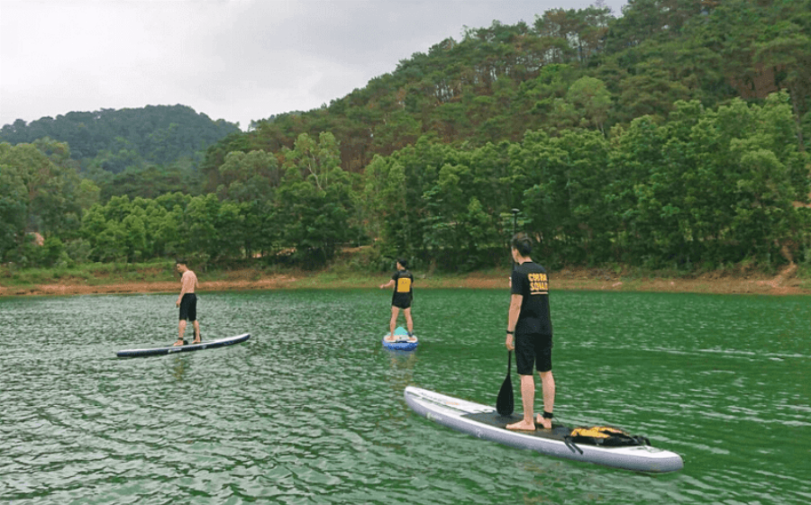 Khung cảnh yên bình và thơ mộng tại Công viên Mùa Xuân Ecopark với hồ nước, vườn hoa, thích hợp cho cắm trại thư giãn.