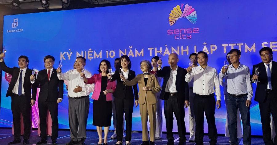 Hình ảnh trang trí sự kiện hoặc banner quảng cáo chương trình khuyến mãi lớn tại Sense City Cần Thơ