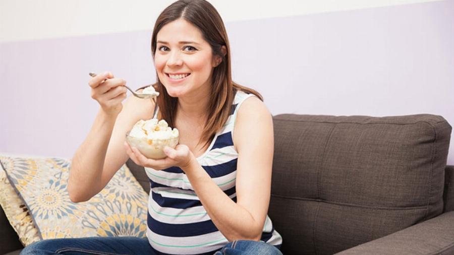 Bà bầu nên kiểm tra kỹ thành phần kem Mixue trước khi ăn