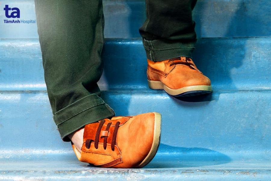 Minh họa một động tác massage dùng cùi chỏ ấn sâu vào vùng lưng dưới của khách hàng