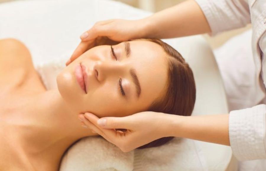Một kỹ thuật viên massage tại Samdi Quận 9 thể hiện sự tập trung và chuyên nghiệp trong quá trình làm việc