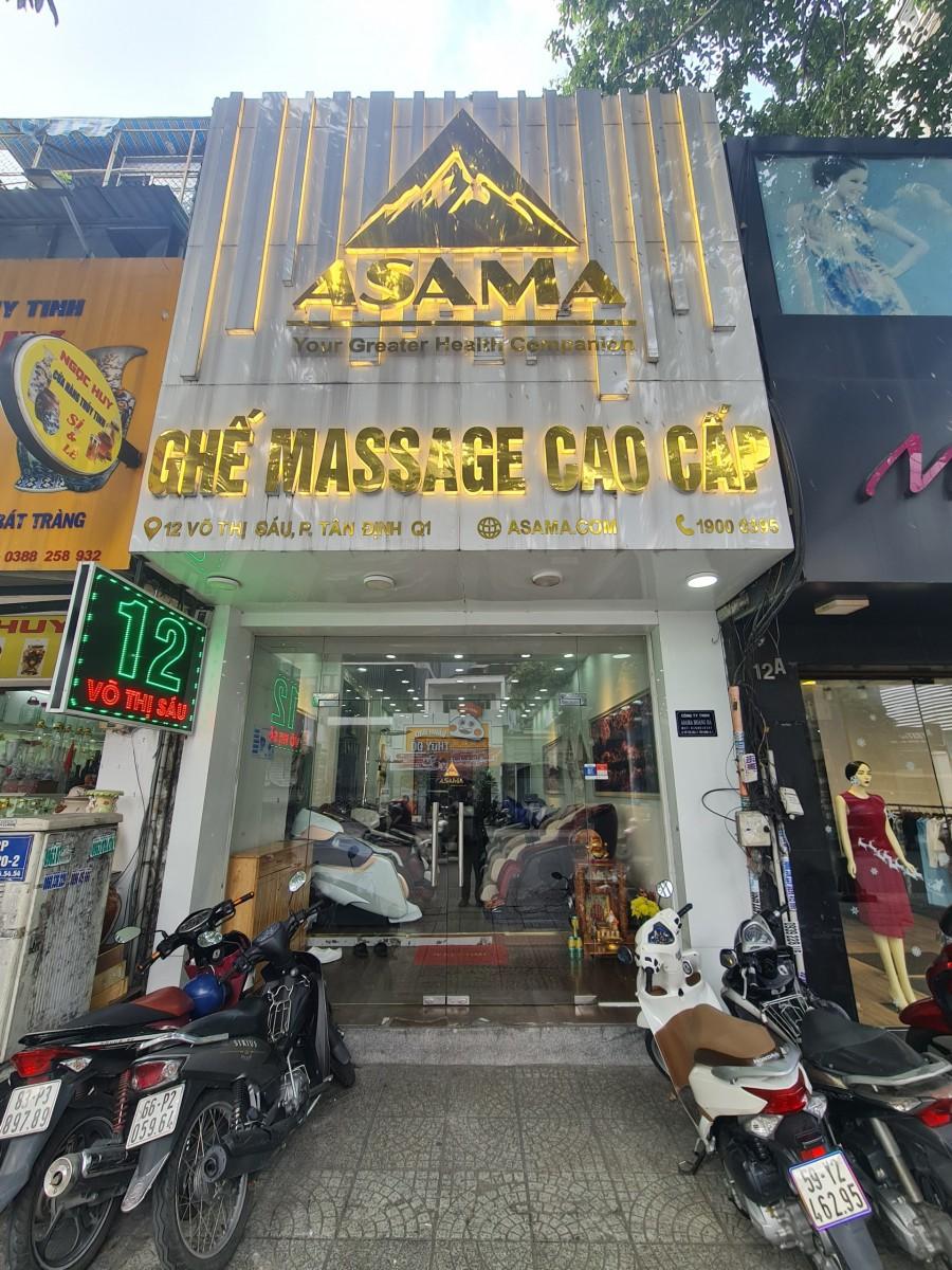 Kỹ thuật viên massage chuyên nghiệp tại Nhà Bè đang thực hiện liệu trình cho khách hàng