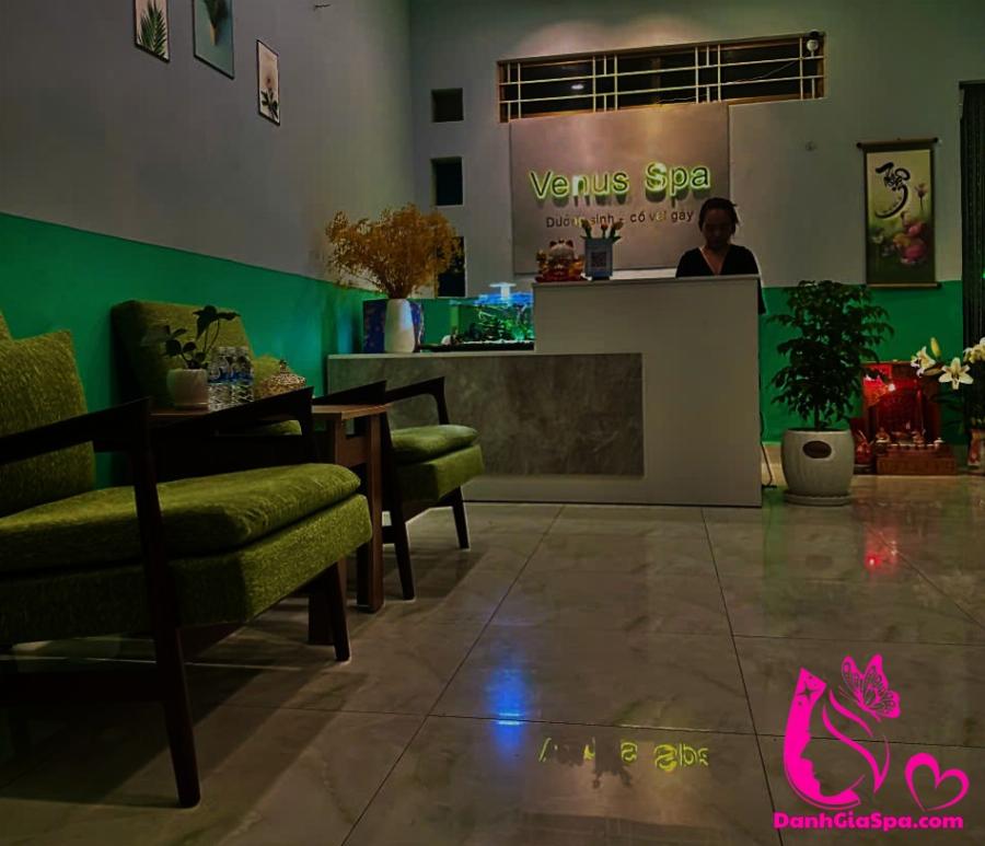 Hình ảnh một kỹ thuật viên massage tại Rose Quận 7 với phong thái chuyên nghiệp và tận tâm