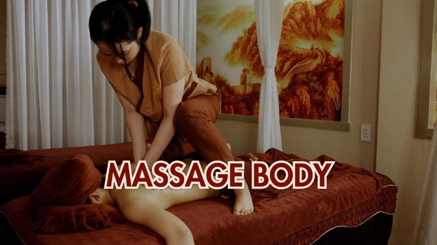 Kỹ thuật viên đang thực hiện massage đá nóng chuyên nghiệp tại spa luxury quận 6