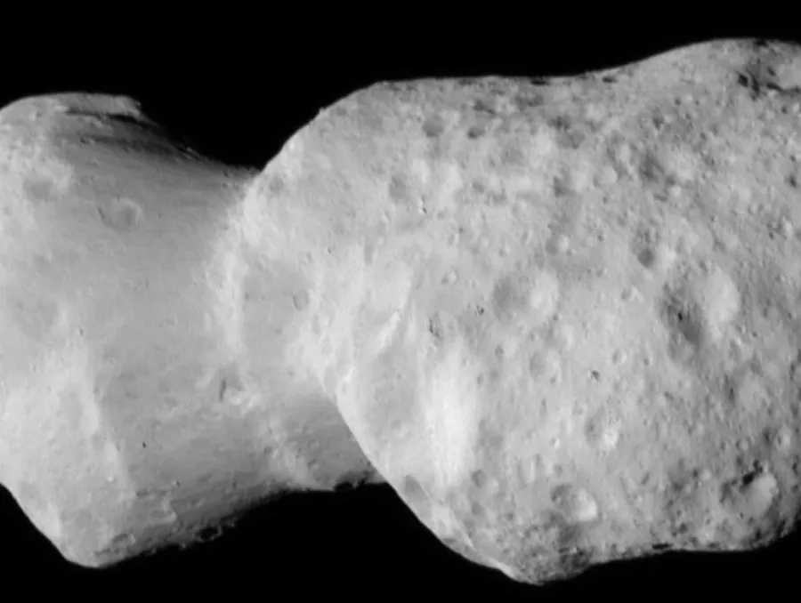 Hình ảnh cận cảnh ky và bóng bowling trên làn bowling