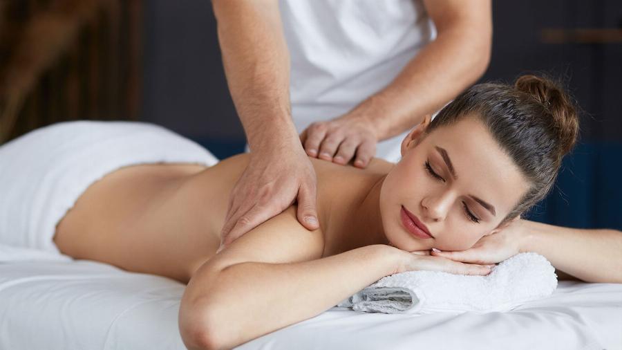 Hình ảnh minh họa lợi ích sức khỏe của massage như giảm căng thẳng, cải thiện lưu thông máu