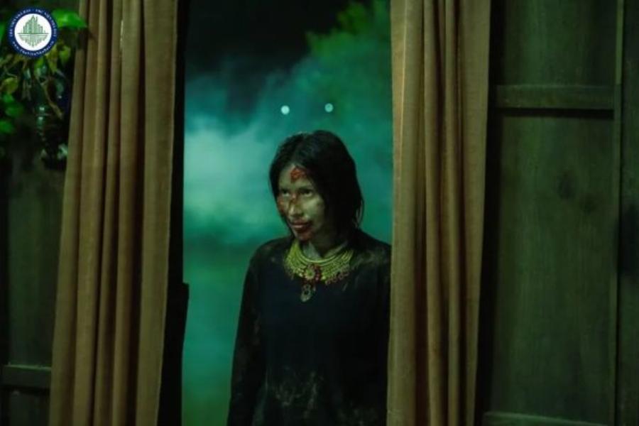 Lối vào sảnh chờ rạp chiếu phim cgv vincom ninh thuận sáng sủa và hiện đại với logo CGV nổi bật