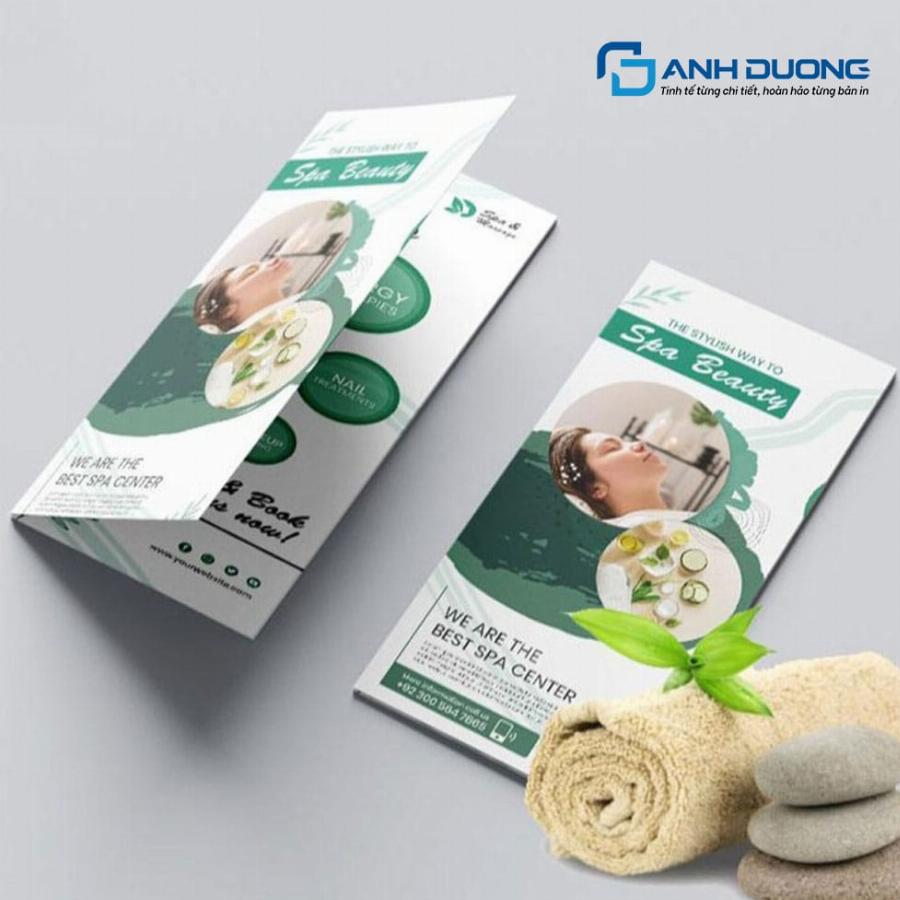 Hình ảnh minh họa người đang cân nhắc lựa chọn giữa các brochure spa khác nhau