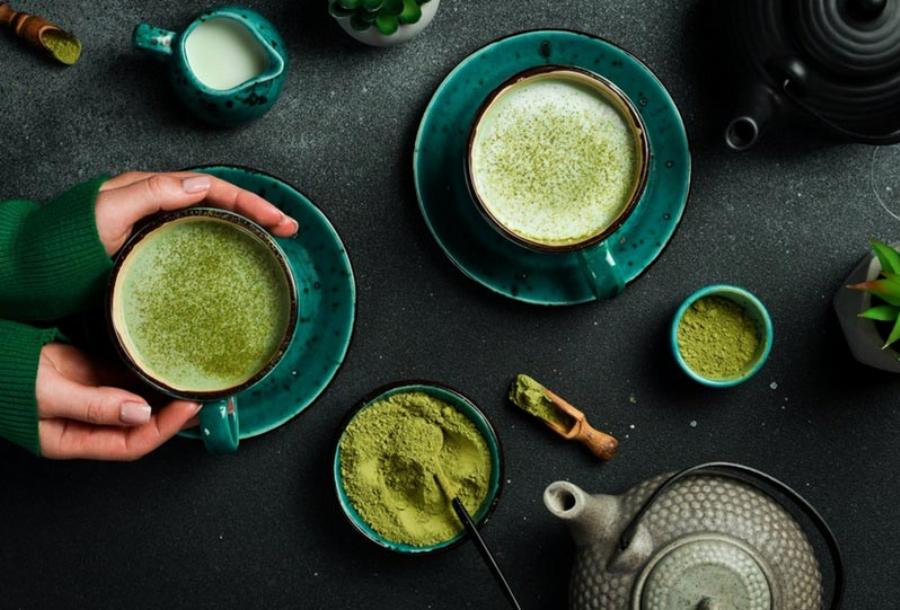 Ly kem matcha bingxue được trang trí với sốt matcha và viên kem tươi