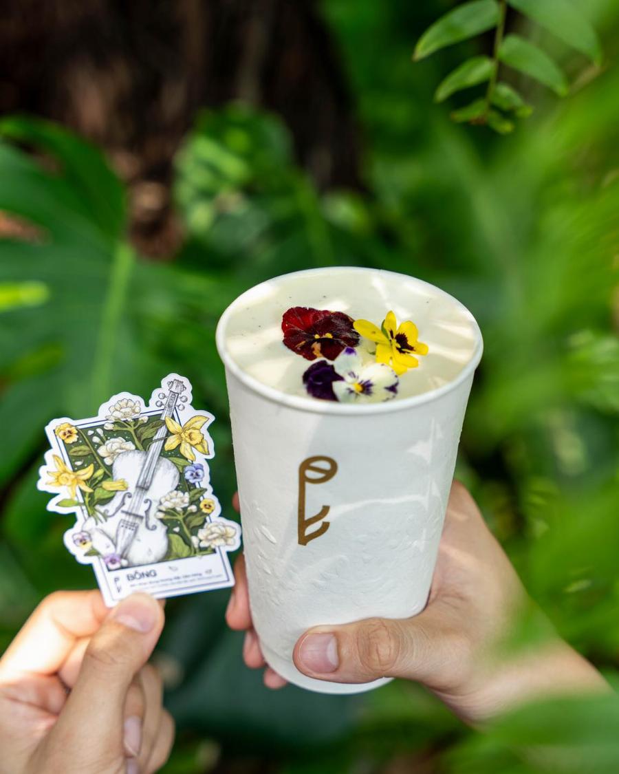 Hai ly đồ uống đặc trưng gồm trà sữa trân châu và cà phê sữa đá tại The Blues chi nhánh Vincom Bảo Lộc