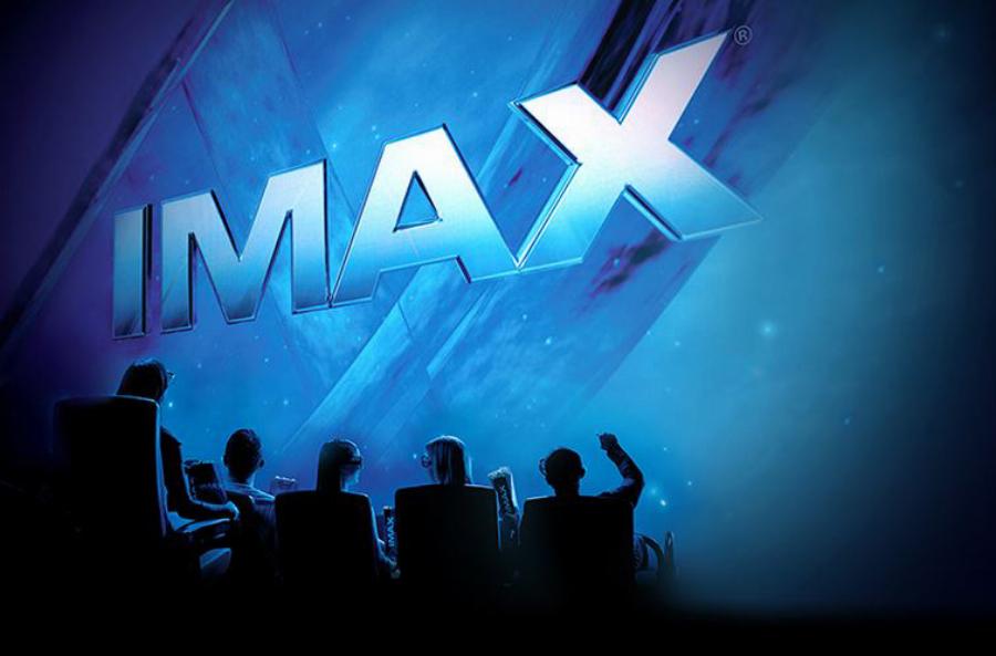 Màn hình chiếu phim lớn, sáng rõ trong phòng chiếu của cgv vincom ninh thuận với hàng ghế đỏ đặc trưng