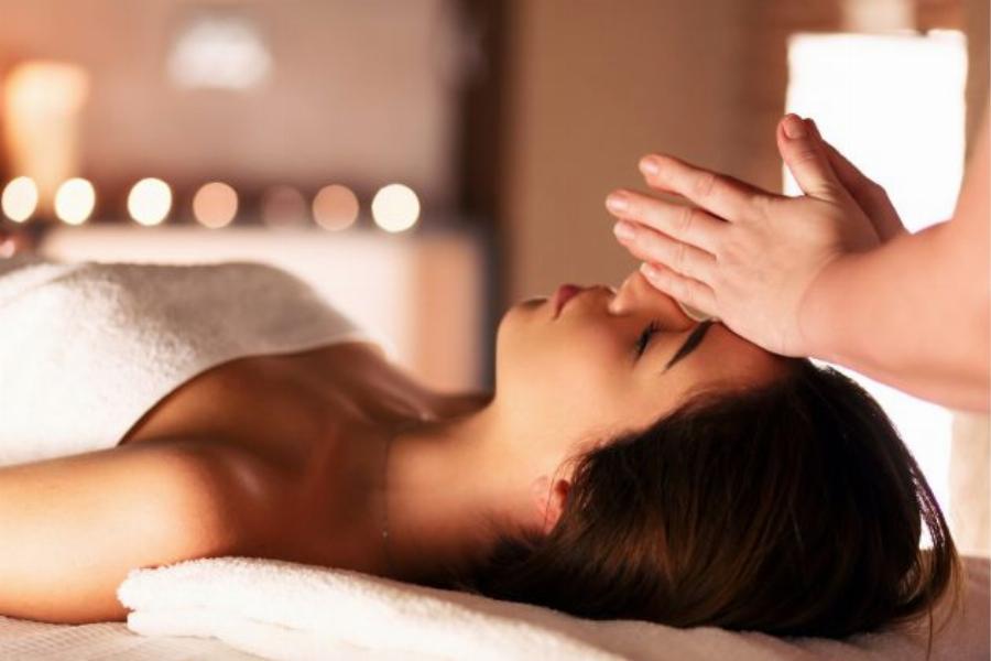 Kỹ thuật viên massage chuyên nghiệp tại một spa ở Lê Văn Lương, Nhà Bè