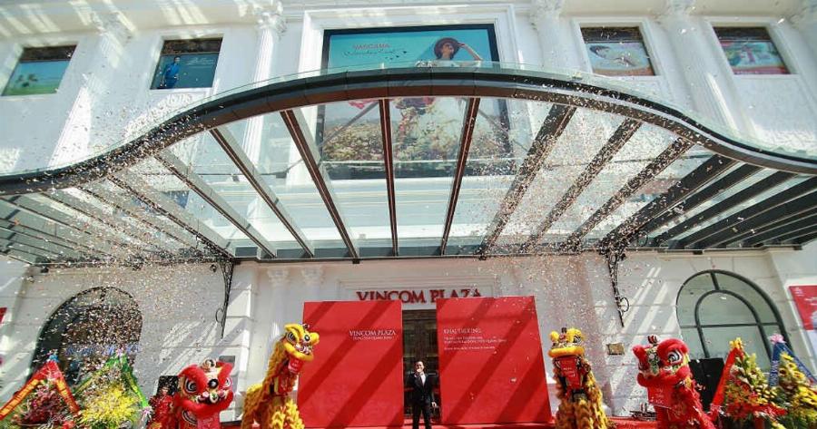 Hình ảnh mặt tiền sáng sủa và hiện đại của cửa hàng adidas chính hãng tại Vincom Plaza Quảng Ngãi