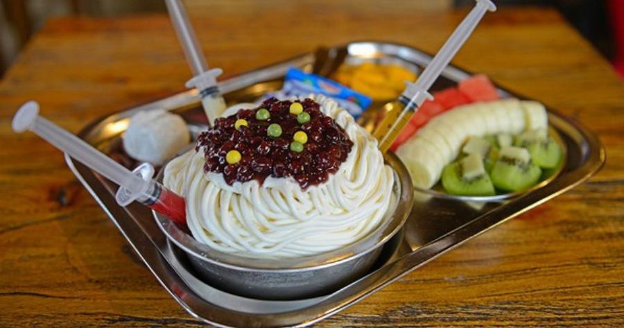 Max Bingsu khổng lồ với nhiều loại topping hấp dẫn, màu sắc bắt mắt.
