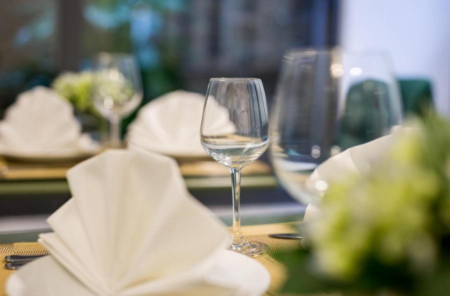 Phúc Long Sense City Cần Thơ: Điểm Hẹn Lý Tưởng Giữa Lòng Tây Đô 4 Hình ảnh khách hàng đang vui vẻ trò chuyện và thưởng thức đồ uống tại Phúc Long Sense City Cần Thơ vào giờ cao điểm