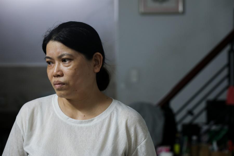 Hình ảnh người đang thư giãn hoàn toàn trên giường massage, gương mặt thanh thản