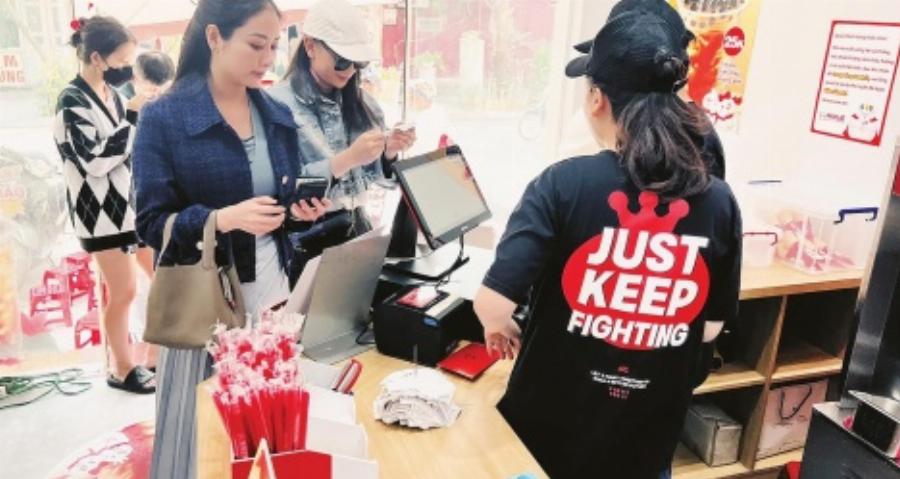 Khu vực để xe máy trước cửa Mixue Hoàng Hoa Thám