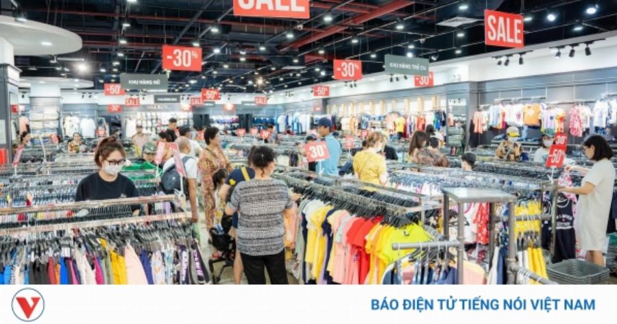 Đĩa mì Ý hải sản hấp dẫn được bày biện đẹp mắt trên bàn ăn tại nhà hàng Lyn Vincom Royal City.