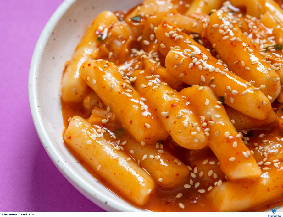 Các món ăn vặt đường phố Hàn Quốc phổ biến như Tteokbokki, Bungeoppang, Hotteok