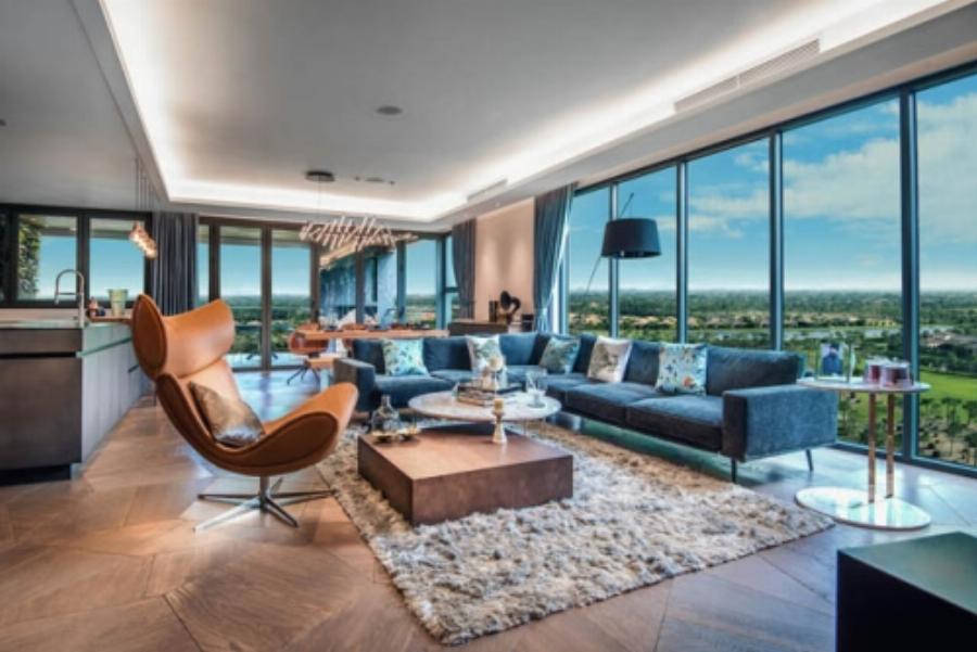 Sảnh chính sang trọng và hiện đại bên trong Nhà câu lạc bộ sân golf Ecopark với nội thất cao cấp và tầm nhìn ra sân golf