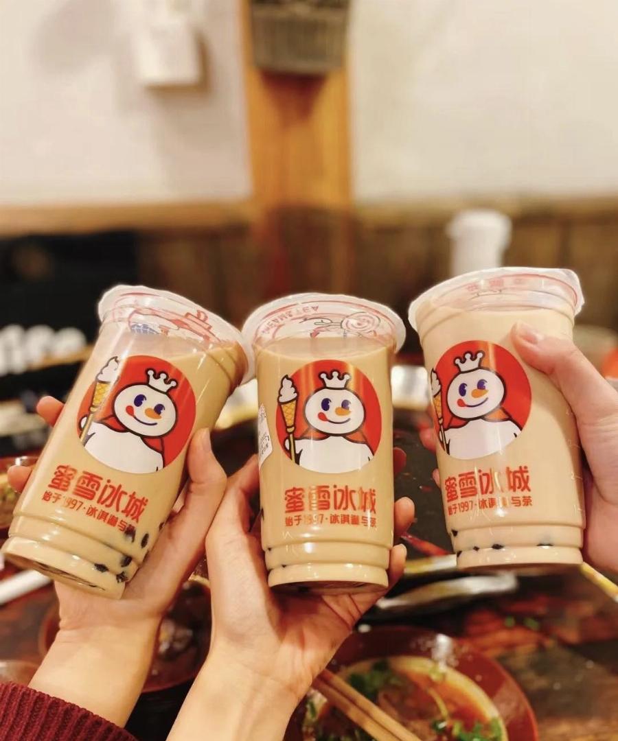 Nhân viên Mixue 69 Nguyễn Khang thân thiện nhiệt tình