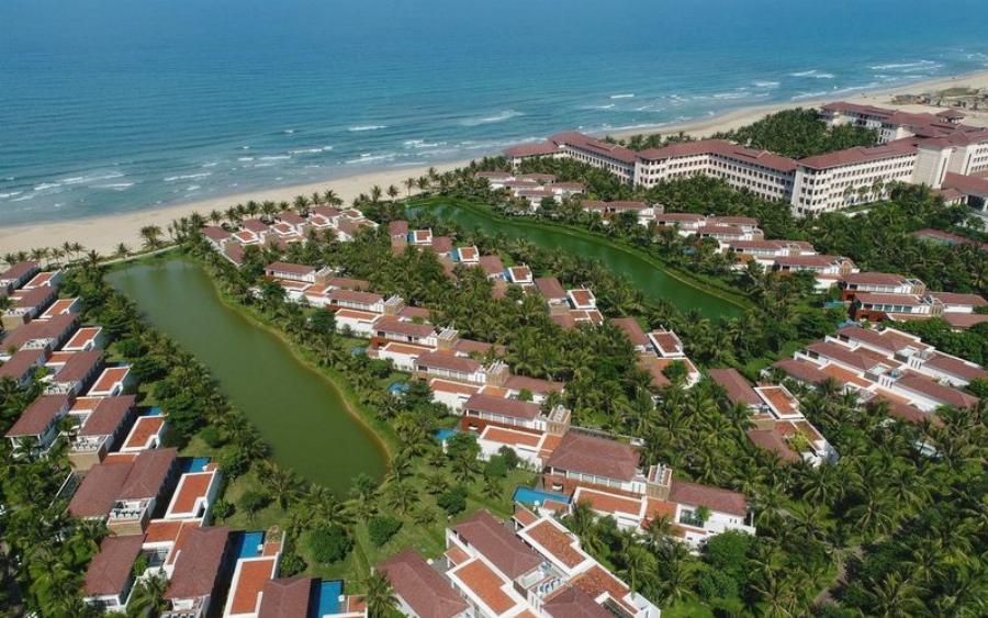 Nhân viên pha chế đang tập trung chuẩn bị đồ uống tại quầy bar hiện đại của The Blues Vincom Bảo Lộc