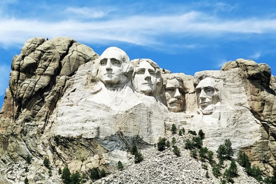 Nhân viên phục vụ tại Chang Vạn Hạnh Mall trong đồng phục gọn gàng, đang tươi cười tư vấn món ăn cho khách hàng tại bàn.