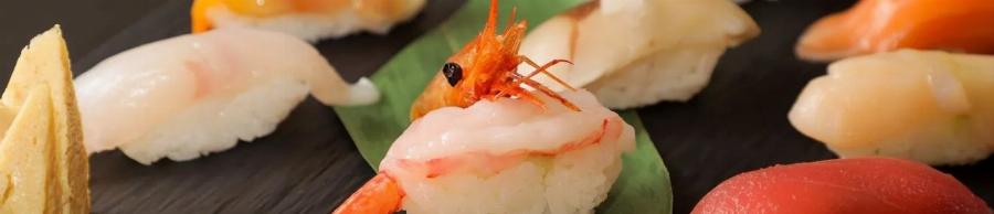 Nhân viên nhà hàng iSushi Vincom Xuân Khánh đang phục vụ khách hàng với thái độ chuyên nghiệp và thân thiện