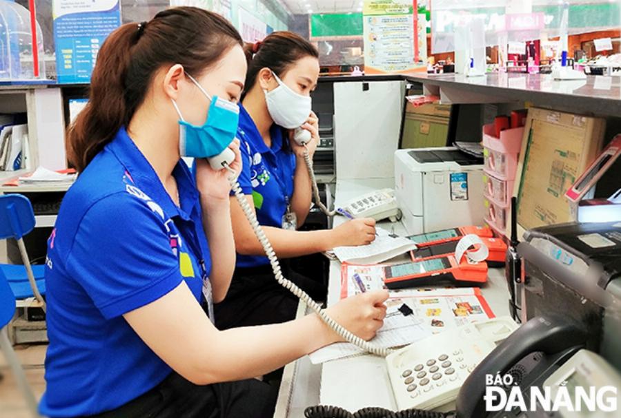 Nhân viên tổng đài Co.opmart tận tình tư vấn cho khách hàng