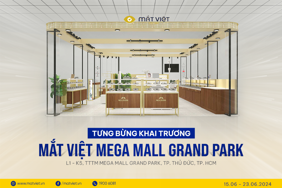 Nhân viên tư vấn chuyên nghiệp tại Parc Mall đang hỗ trợ khách hàng