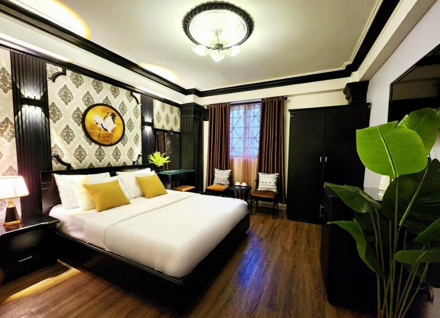 Nội thất phòng nghỉ sang trọng và tiện nghi tại Sense City Hotel & Spa với tầm nhìn đẹp