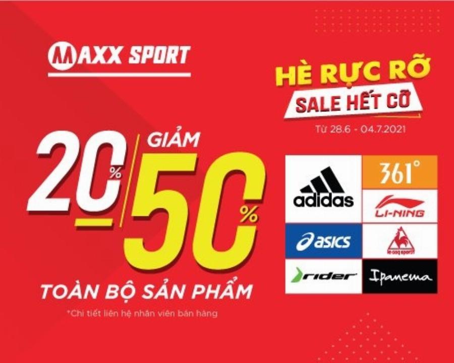 Các mẫu quần áo thể thao adidas chính hãng treo trên kệ tại cửa hàng adidas Vincom Hạ Long