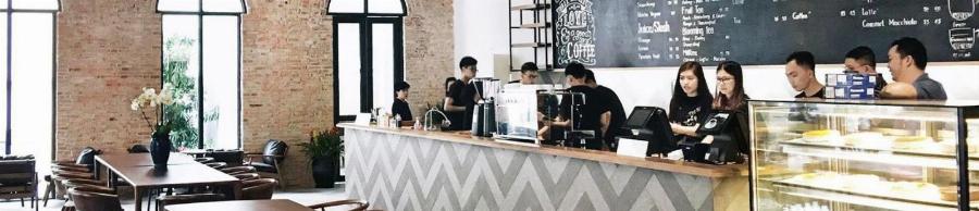 Quán cà phê Đinh Ecopark với không gian hoài niệm, bàn ghế gỗ mộc mạc và tách cafe trứng đặc trưng